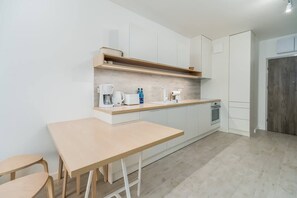 Réfrigérateur, un four, surface de cuisson, lave-vaisselle