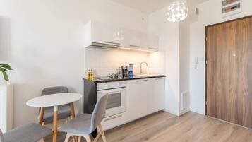 Een koelkast, een oven, een kookplaat, een vaatwasser