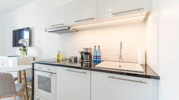 Een koelkast, een oven, een kookplaat, een vaatwasser