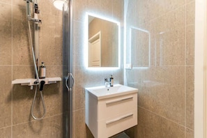 Shower, hair dryer, towels