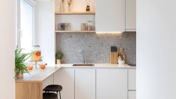 Køleskab, kogeplade, opvaskemaskine, kaffe-/temaskine