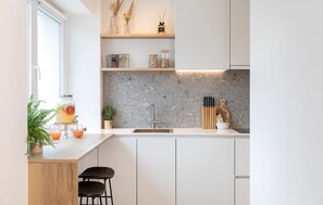 Fridge, microwave, stovetop, dishwasher