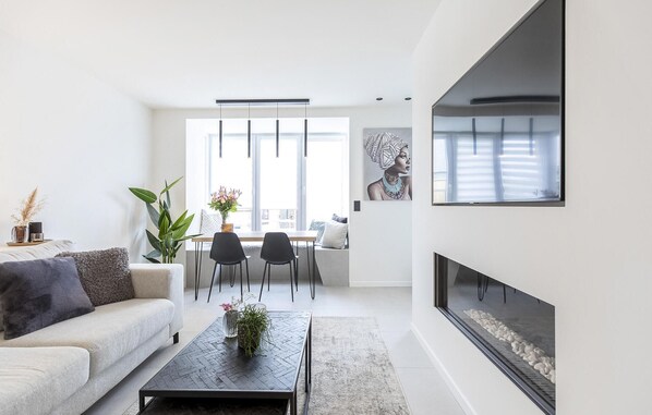 Smart TV, fireplace