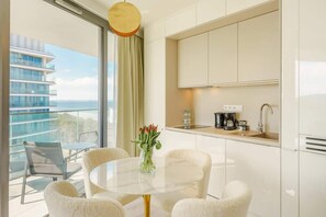 Refrigerador, parrilla de estufa, lavavajillas y cafetera y tetera