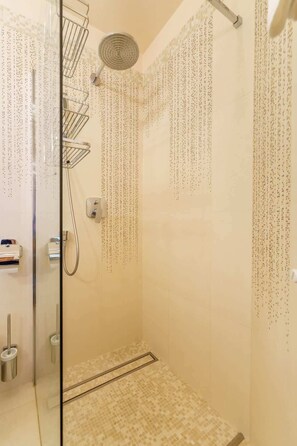 Douche, sèche-cheveux, shampoing