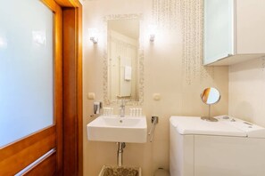 Suihku, hiustenkuivaaja, saippua, sampoo