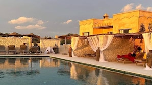 Outdoor pool, open 9:00 AM to 7:00 PM, pool umbrellas, pool loungers - Ali Baba Infinity (Moulay Bouzarqtoune)