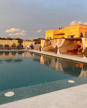 Outdoor pool, open 9:00 AM to 7:00 PM, pool umbrellas, pool loungers - Ali Baba Infinity (Moulay Bouzarqtoune)
