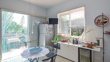 Kühlschrank, Geschirrspüler, Wasserkocher mit Kaffee-/Teezubehör