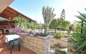 Outdoor dining - Amazing home in Marina di Modica (Marina di Modica)