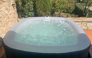Bañera de hidromasaje al aire libre
