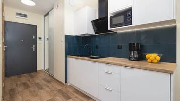 Jääkaappi, mikroaaltouuni, liesi, kahvin-/teenkeitin