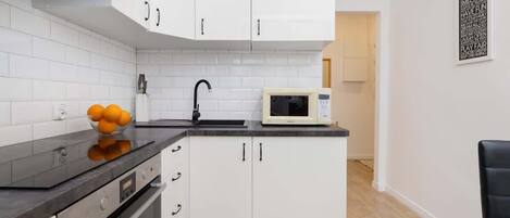 Een koelkast, een microgolfoven, een oven, een kookplaat