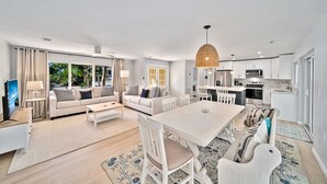Un apartamento moderno con sala de estar, comedor y cocina.