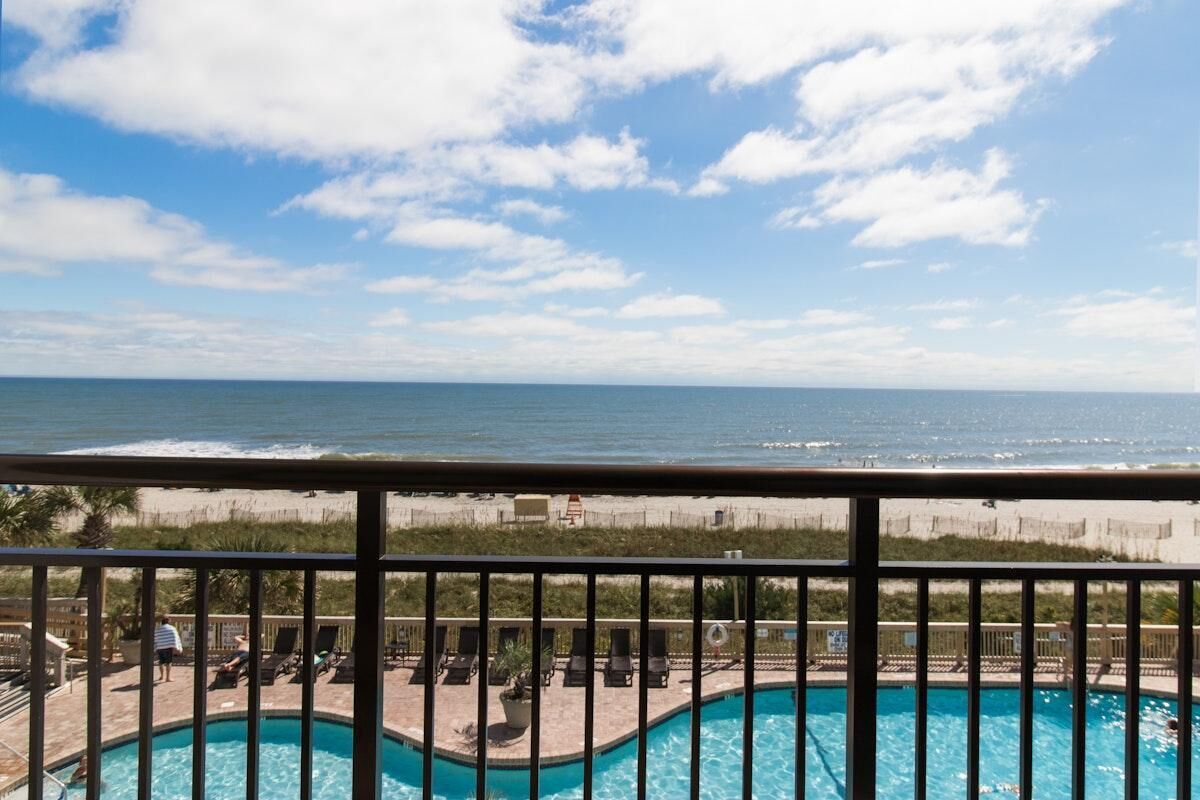 Piscina com vista para o oceano e a praia.
