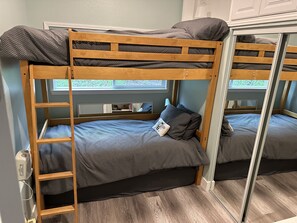 2 quartos, ferros/tábuas de passar roupa, Wi-Fi, roupa de cama