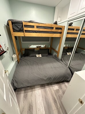 2 bedrooms, iron/ironing board, WiFi, bed sheets
