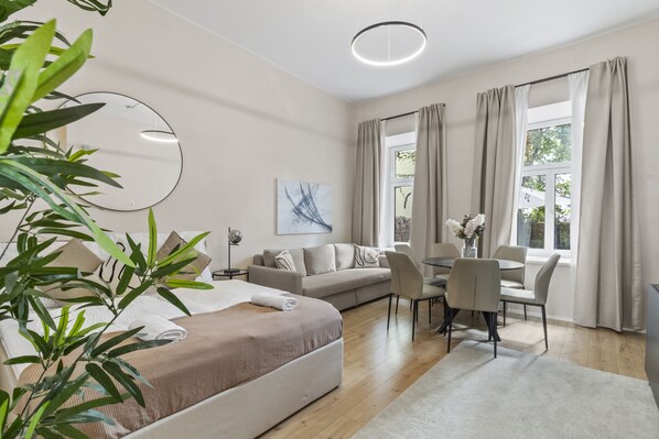 Individually decorated, individually furnished, laptop workspace - Stylish Apartments near AKH (Vienna)