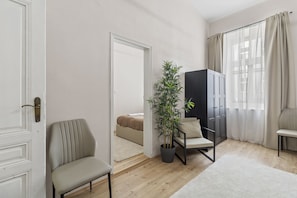 Individually decorated, individually furnished, laptop workspace - Stylish Apartments near AKH (Vienna)