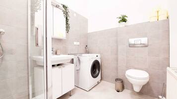 Apartment (2) | Bathroom | Hair dryer, towels