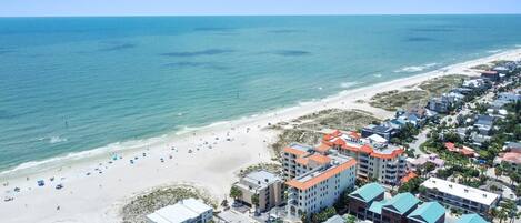 Una spiaggia nelle vicinanze