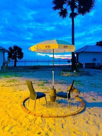 Front of property. Palm Beach Resort Ceylon