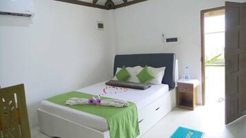 Ylelliset vuodevaatteet, työpöytä