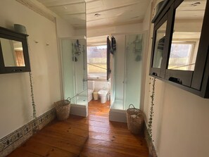 Assecador de cabells, bidet, tovalloles i sabó 