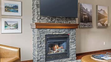 TV, caminetto, studio