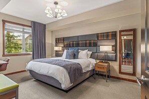 2 soverom, skrivebord, strykejern/-brett og reiseseng for barn