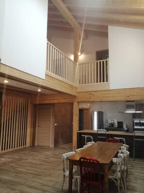 Dining - Lastoetxe. Casa Rural a 10 min de san Juan de Gaztelugatxe y 20 min de Bilbao (Meñaka)