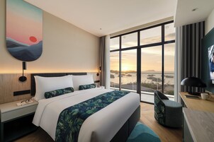 尊贵开间, 1 张大床, 海景 | 客房内保险箱、办公桌、笔记本电脑工作区、遮光窗帘