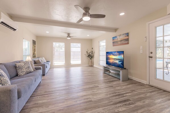 Living area - Bradenton Intercoastal Living - close to beaches (Bradenton)
