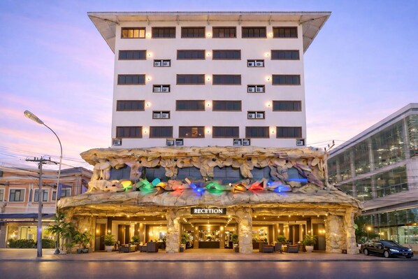 Front of property - Tiger Complex Hotel (Patong)