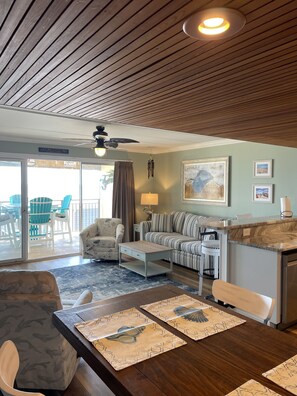 Una Smart TV, un reproductor estéreo