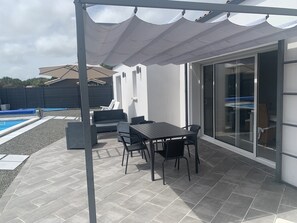 Outdoor dining - Villa Récente Proche Royan (Semussac)