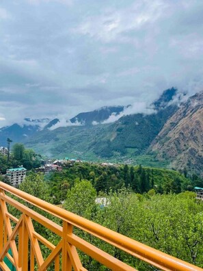 Property grounds - Farm Stay with Mountain View
(Manali)