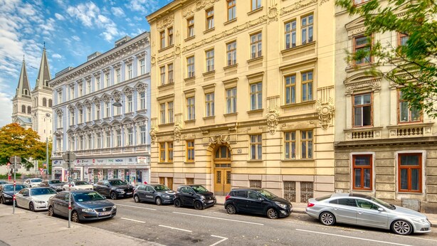 A street view with historic buildings, parked cars, and a clear sky. - City Apartment - 5 min to Metro (Vienna)