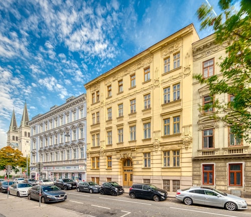 City Apartment - 5 min to Metro