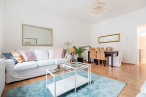 Apartment | Individually decorated, individually furnished, laptop workspace - City Apartment - 5 min to Metro (Vienna)