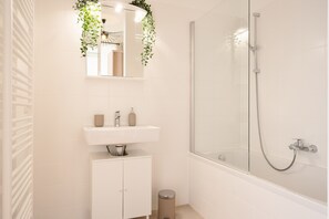 Apartment | Bathroom - City Apartment - 5 min to Metro (Vienna)