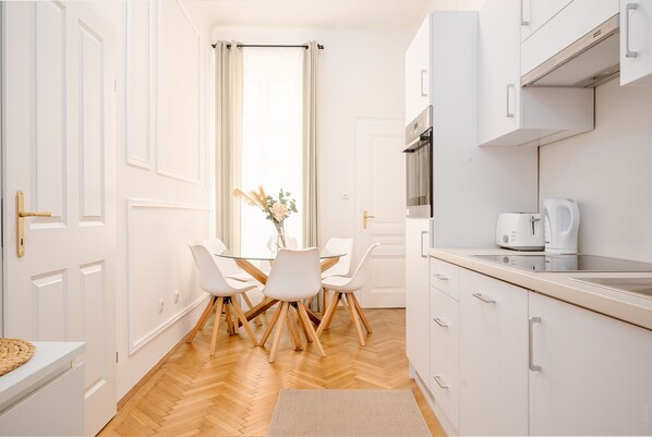 Appartement | Cuisine privée | Réfrigérateur, un four, surface de cuisson, grille-pain