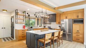 Kjøleskap, mikrobølgeovn, ovn og kokeplater