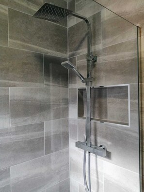 House | Bathroom | Shower, hair dryer, towels - 1 Bedroom - Sleeps 4 - Pets - Parking on Site (Morpeth)