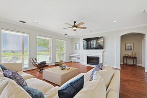 TV, fireplace - The Best of Lakeside Living - Luxury at its Finest (Rockwall)