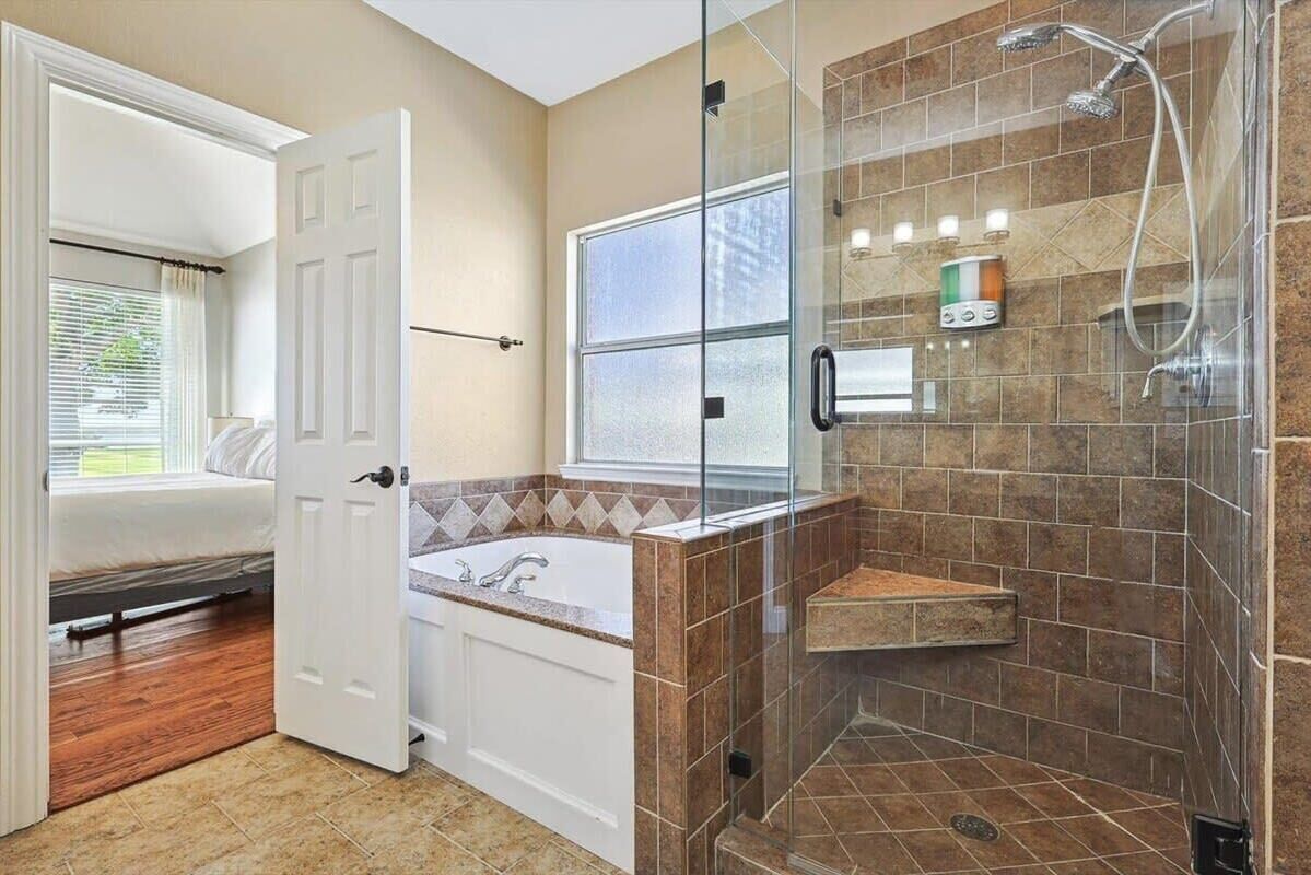 Een douche, een haardroger, handdoeken, shampoo