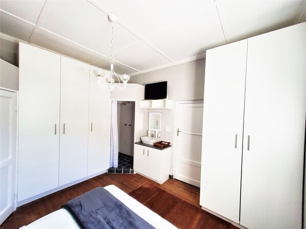 1 bedroom, iron/ironing board, WiFi, bed sheets - Beautiful Sea Point Garden Suite (Cape Town)