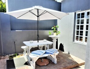 Outdoor dining - Beautiful Sea Point Garden Suite (Cape Town)