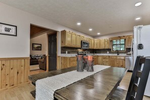 ثلاجة، ميكروويف، فرن، موقد طهي مسطح