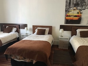 Dreibettzimmer | Betten mit Memory-Foam-Matratzen, Zimmersafe, Verdunkelungsvorhänge